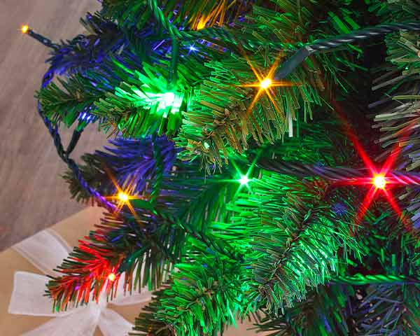 Arbre orné d'une guirlande LED classique multicolore Blachère Illumination Store