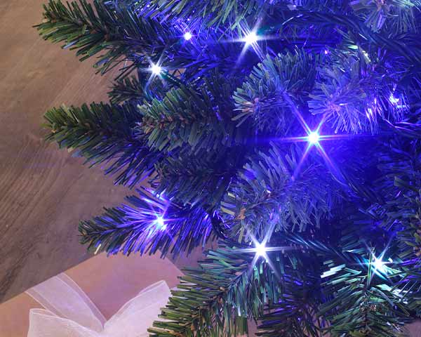 Arbre illuminé par une guirlande LED classique de chez Blachère Illumination Store