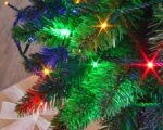Arbre de Noël décoré d'une guirlande LED classique multicolore de chez Blachère Illumination Store