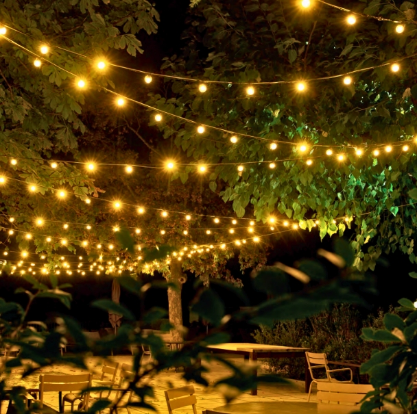 Réception de mariage illuminé par des guirlandes ginguettes Blachère Illumination