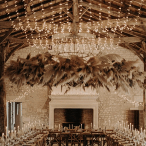 Plafond lumineux d'une réception de mariage d'été bohème signé Blachère Illumination Store