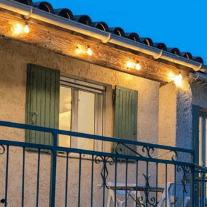 Illuminer son balcon grâce aux guirlandes guinguettes de chez Blachère Illumination Store, spécialiste de l'éclairage
