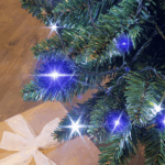 Guirlande LED classique Blachère Illumination Store posée sur un arbre de Noël