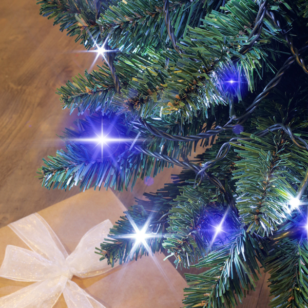 Guirlande LED classique Blachère Illumination Store posée sur un arbre de Noël